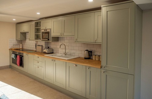 Little Rissington Cottage | BEARS COURT BARN 5, pet friendly in Bourton-On-The-Water