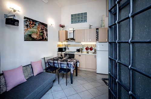 Gavinana Apartment | Beautiful 1-bedroom apartment w/AC, Garden View + 4K Projector Outside ZTL