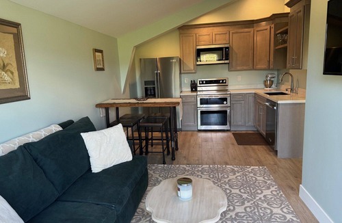 Napa Apartment | Beautiful 1 Bedroom, loft style apartment with private deck on vineyard in Napa.