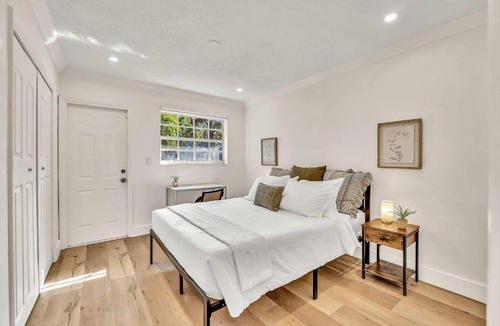 Sailboat Bend House | Beautiful 2 BR Apartment - Bright and Spacious