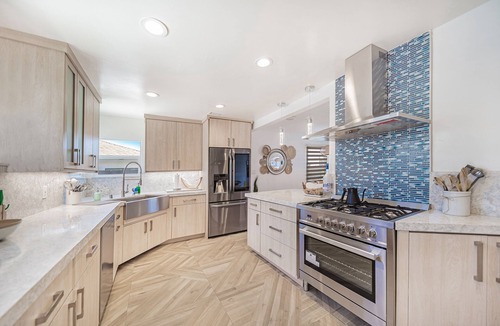 Ventura House | Beautiful & Airy Boho Glam Vacation House in Ventura - AC, King Bed, EV Charger