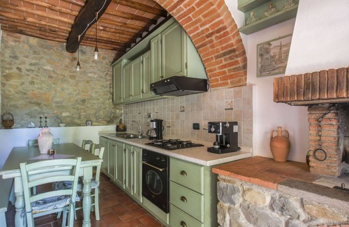 Montevarchi Villa | Beautiful apartment in villa for 4 guests with WIFI, pool, TV, patio and pets allowed
