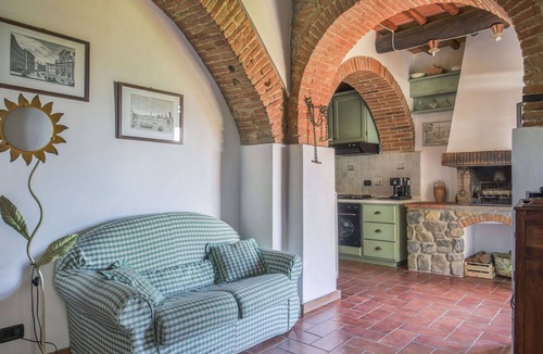 Montevarchi Villa | Beautiful apartment in villa for 4 guests with WIFI, pool, TV, patio and pets allowed