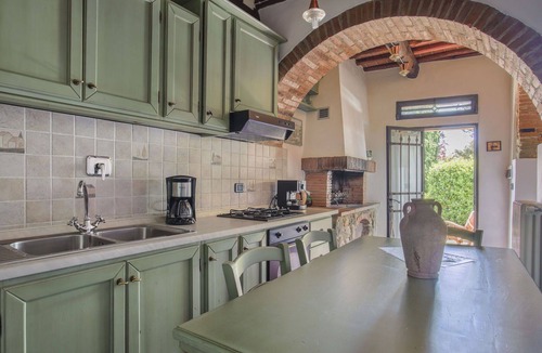 Montevarchi Villa | Beautiful apartment in villa for 4 guests with WIFI, pool, TV, patio and pets allowed