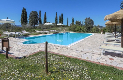 Sughera Villa | Beautiful apartment in villa for 5 guests with pool, WIFI, TV, terrace, pets allowed and parking