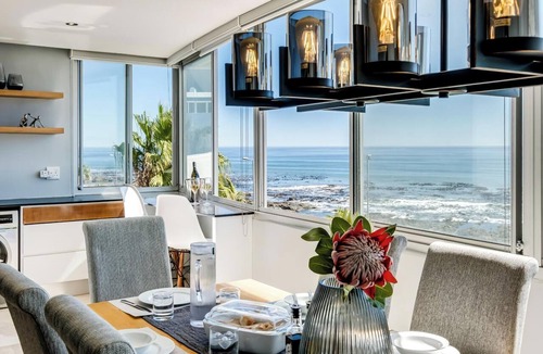 Mouille Point Apartment | Beautiful Apartment walking Distance to the Ocean (Atlantic Views)