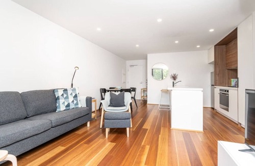 Turner Apartment | Beautiful Art Apartment near Tram and Shops!