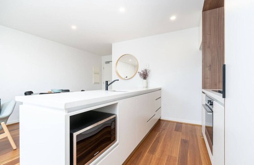 Turner Apartment | Beautiful Art Apartment near Tram and Shops!