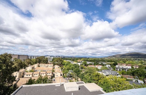Turner Apartment | Beautiful Art Apartment near Tram and Shops!