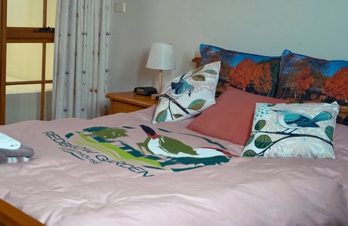Nanima House | Beautiful Lakeside Garden Getaway