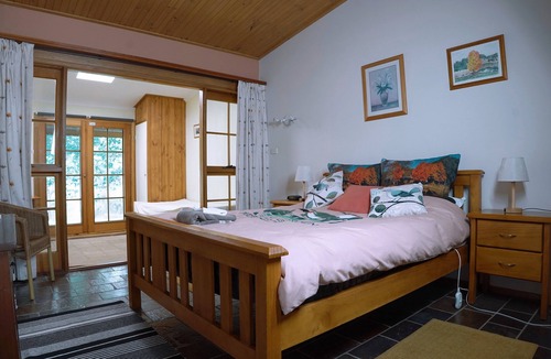 Nanima House | Beautiful Lakeside Garden Getaway