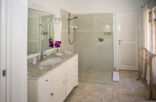 Porters House | Beautiful Large Villa Des Anges Cottage steps to Beach AC WiFI private gardens