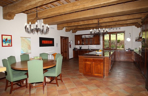 Montelovesco Villa | Beautiful spacious villa, 5 Beds, 15m Infinity Pool, lift, Garden, olive trees.