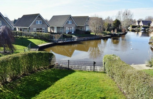 Medemblik House | Beautiful vacation home with 3 bedrooms, private jetty and lockable garden