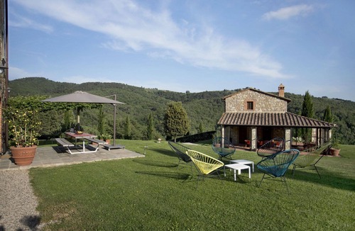 Gaiole in Chianti Villa | Beautiful villa for 16 people with private pool, A/C, WIFI, TV, patio and panoramic view