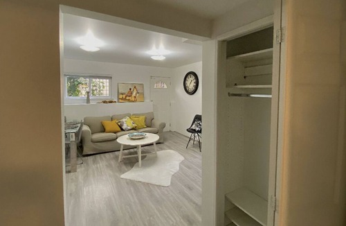 Hollyburn House | BEAUTIFUL- Well Lit -1 bed West Vancouver Home