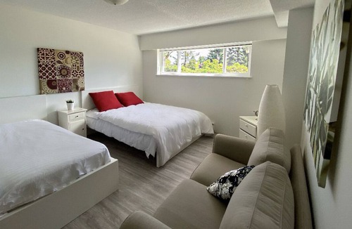 Hollyburn House | BEAUTIFUL- Well Lit -1 bed West Vancouver Home