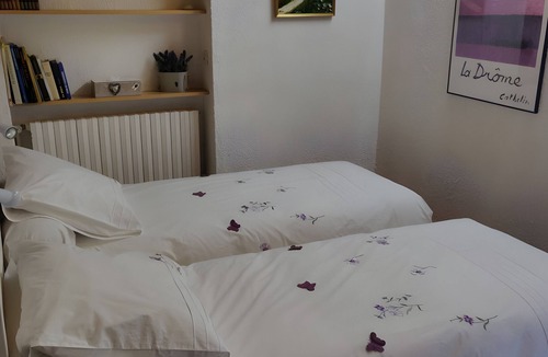 Queige Bed & Breakfast | Bed and Breakfast 'Les Glairots - Chambre Provençale' with Mountain View, Shared Terrace and Wi-Fi