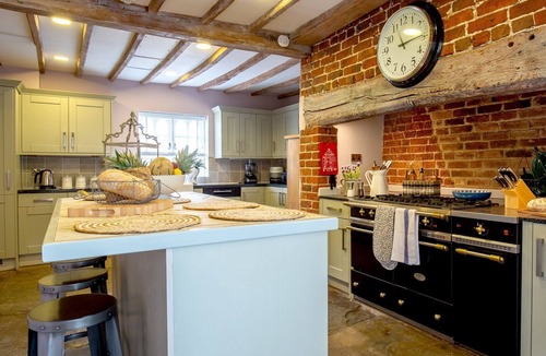Quedgeley Cottage | Beecham Farmhouse - sleeps 12 guests in 6 bedrooms