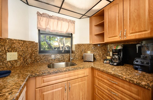 Marathon Cottage | BF Beach Front villa Pool Beach Dock Ocean Sleeps 6 W&D Kitchen Parking WiFi BBQ