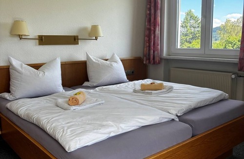 Burbach Hotel | Blaues Kreuz BBZ Holzhausen GmbH
