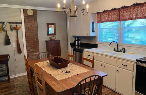Dobson Cottage | Bledsoe’s River Inn. Cottage in the heart of wine country near Mtns. & Mayberry