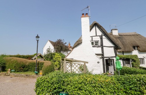 Shottery Cottage | BLUEBELL COTTAGE, pet friendly, with a garden in Shottery