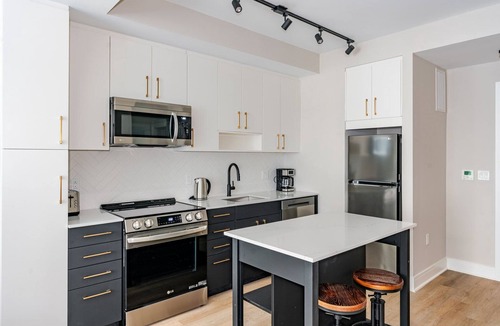 Woodmont Triangle Apartment | Blueground | Woodmont, pool & w/d, nr Bethesda Row