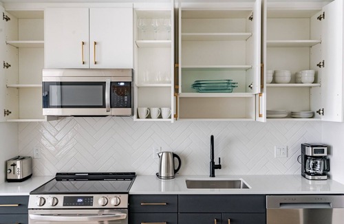 Woodmont Triangle Apartment | Blueground | Woodmont, pool & w/d, nr Bethesda Row