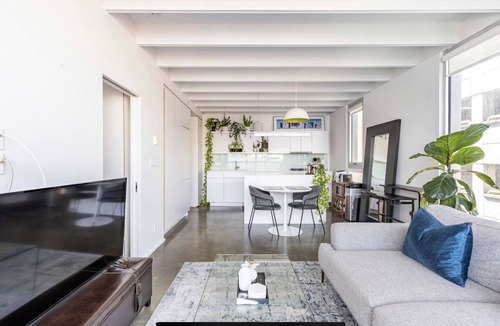 Chinatown Apartment | Book now! Urban 1BR with AC | FIFA| Rogers Arena | Parking