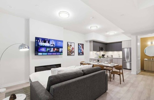 Toronto Entertainment District Apartment | Boutique 3BR Townhouse Sleeps 7 w Free Parking