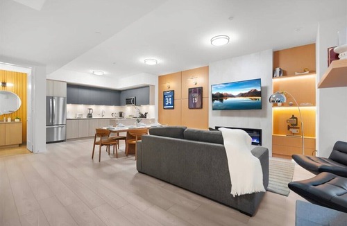 Toronto Entertainment District Apartment | Boutique Townhouse + Suite Sleeps 11 Parking