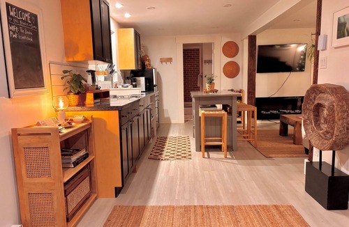 Bowen Island Apartment | BowInn - Sauna & Walkable to Snug Cove