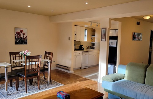 Ambleside House | Bright 2 BR, Great Location