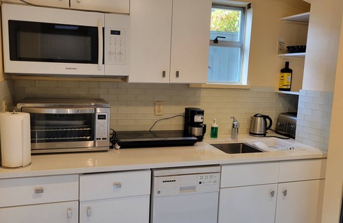 Ambleside House | Bright 2 BR, Great Location