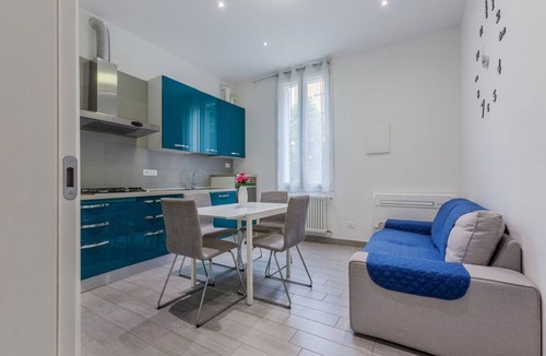 Bolognina Apartment | Bright and cozy apartment that comfortably accommodates 4 people, with two bedrooms and a bathroom. The accommodation is located in the Bolognina district, an area just outside the center and equipped with all services. The location is quiet and convenie