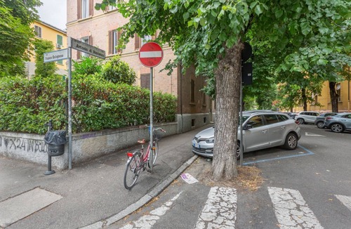 Bolognina Apartment | Bright and cozy apartment that comfortably accommodates 4 people, with two bedrooms and a bathroom. The accommodation is located in the Bolognina district, an area just outside the center and equipped with all services. The location is quiet and convenie