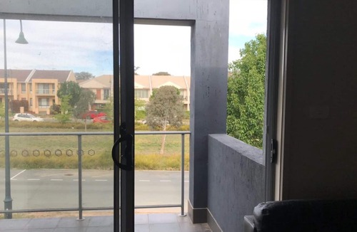 Gungahlin Apartment | Bright & Beautiful 3bed townhouse, Central location Free WiFi