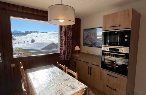 Les Saisies Apartment | Bright cabin studio in Les Saisies, ski-in/ski-out, balcony, 5 sleeps