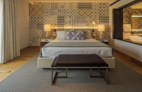 Tor Hotel | Bright Room w/Balcony & Mountain Breeze – Ideal Space to Recharge