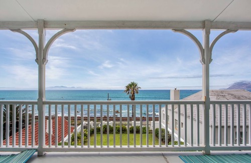 Kalk Bay Villa | Brilliant 4-bedroom villa in welcoming St James perfect for relaxing stays