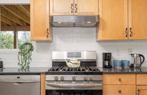 West Vancouver House | British Properties three beds garden suite