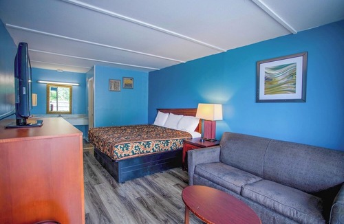 Kernersville Hotel | Budget Friendly Room Near Historic Korner’s Folly | Free Parking