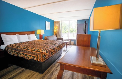 Kernersville Hotel | Budget-Friendly Stay: Comfy Room in the Heart of Kernersville