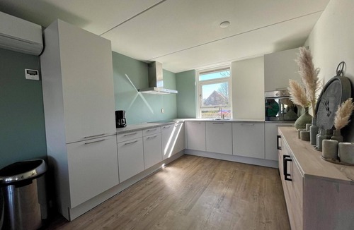 Medemblik House | Bungalow with infrared sauna and jacuzzi in the garden