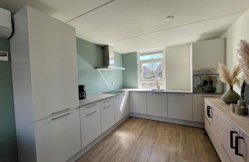 Medemblik House | Bungalow with infrared sauna and jacuzzi in the garden