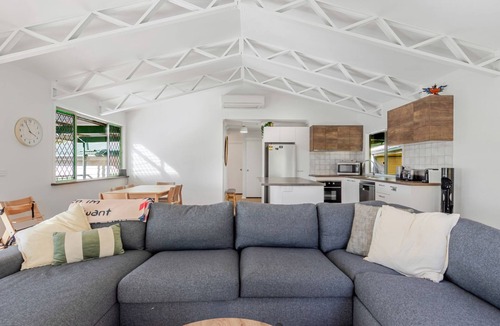 Moruya Heads House | Bush to Beach Family & Fur Coastal Retreat