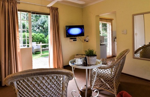 Muldersdrift House | Bushwillow Spacious cottage for 2 people with private garden access!