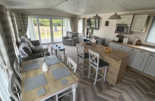 Dunbar House | Cabin Sleeps 6 with Indoor Pool