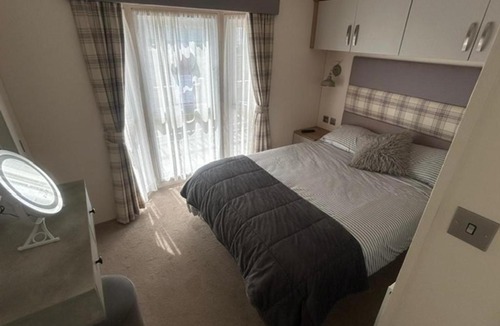 Dunbar House | Cabin Sleeps 6 with Indoor Pool